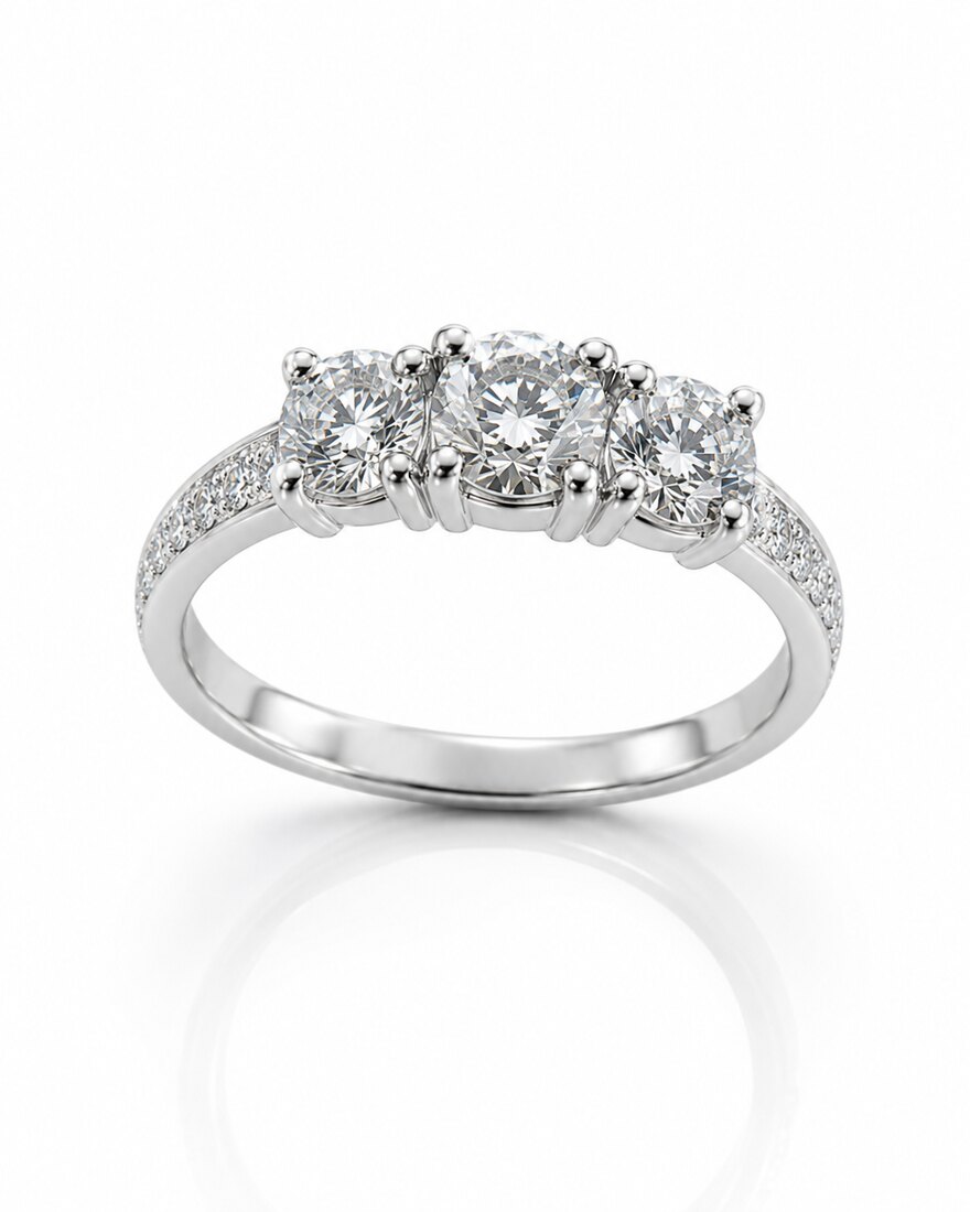 Anello con Diamante Centrale e Ovali Laterali