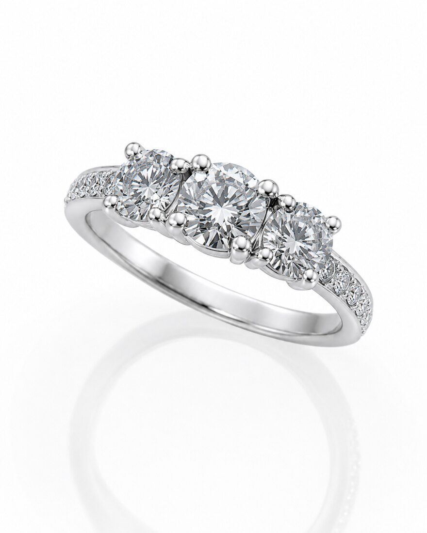 Anello con Diamante Centrale e Ovali Laterali 3