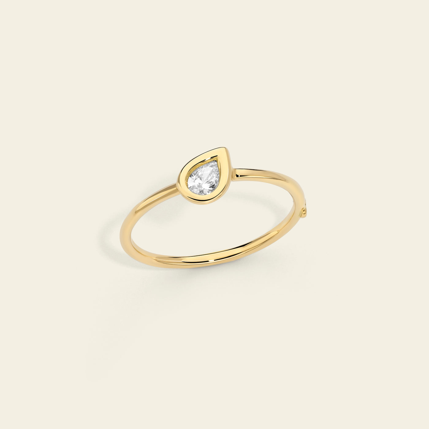 Anello con diamante a goccia