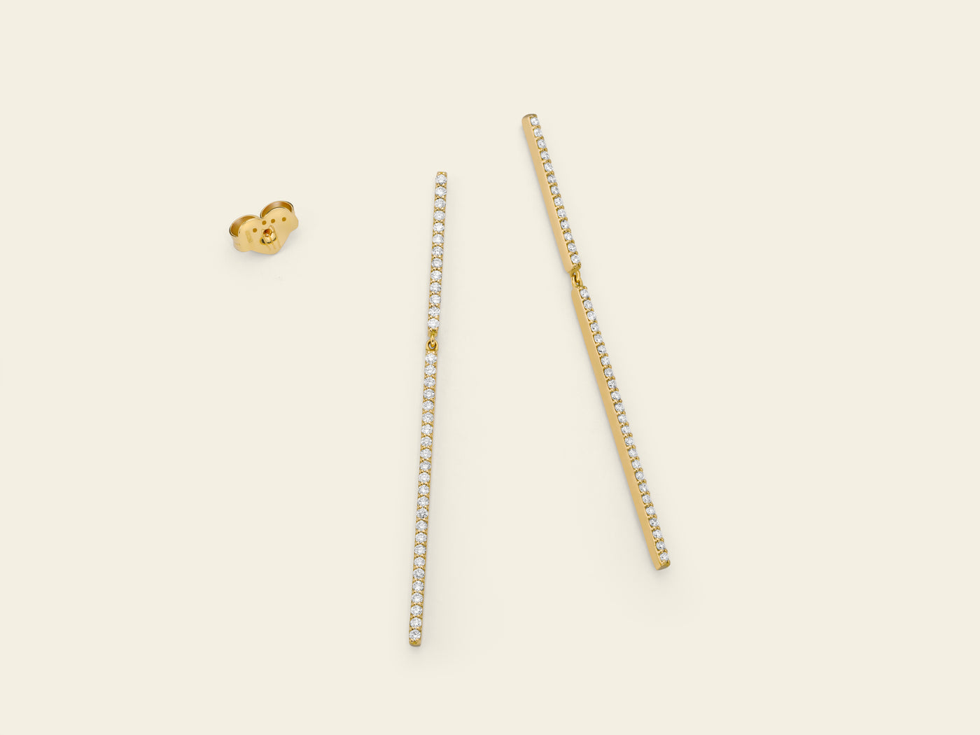 Orecchini pendenti con barrette e diamanti