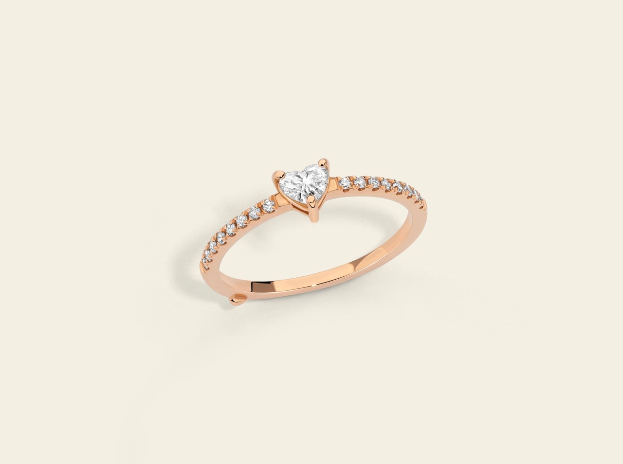 Anello con diamante centrale a cuore e gambo di diamanti