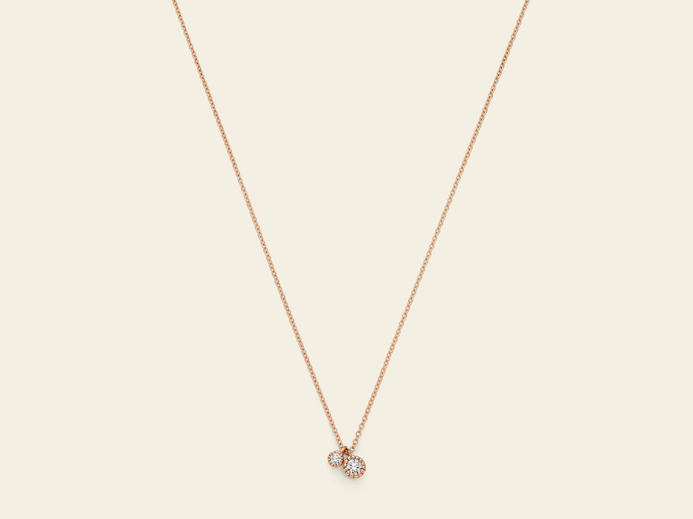 Collana con due castoni milligranati e diamanti