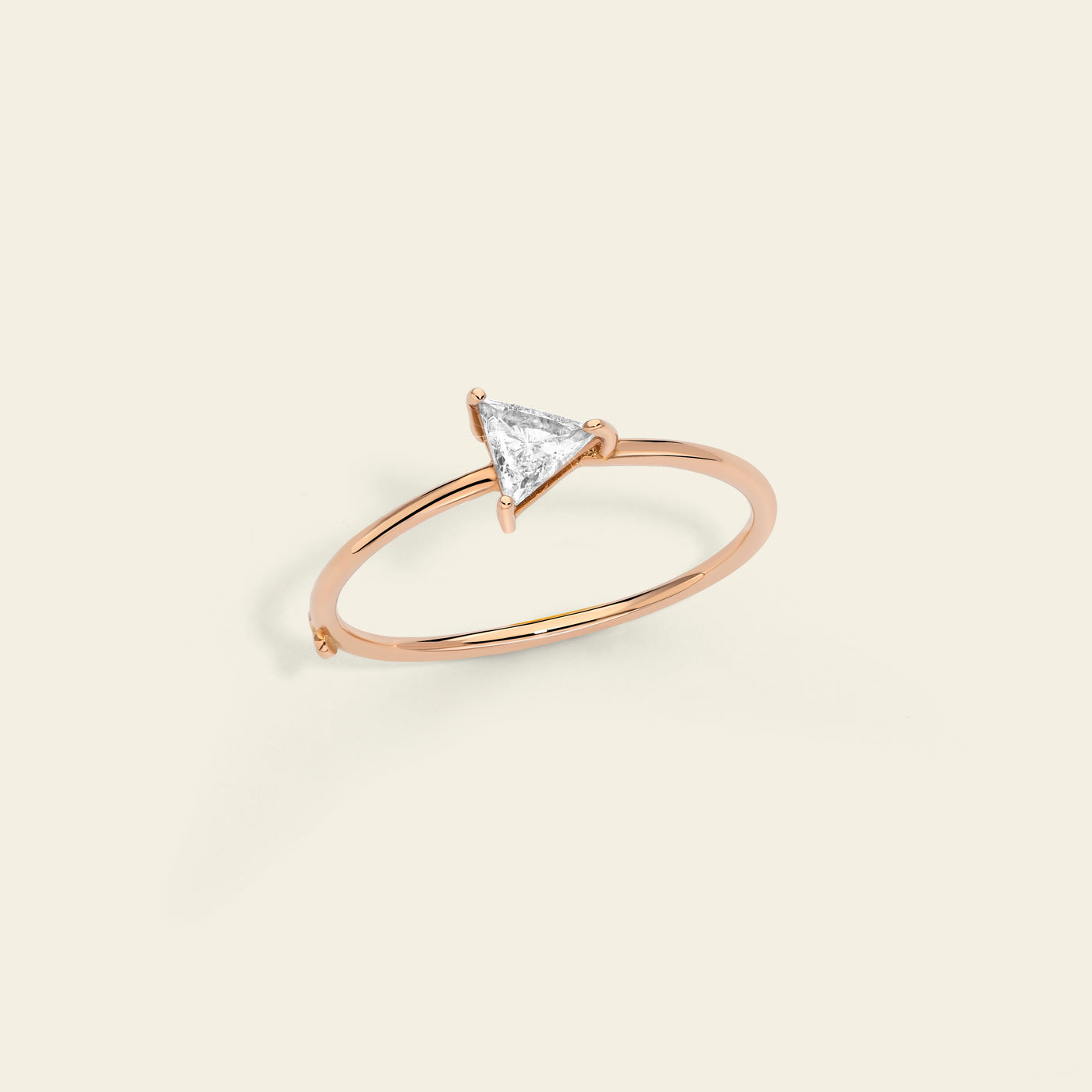 Anello con diamante taglio triangolare